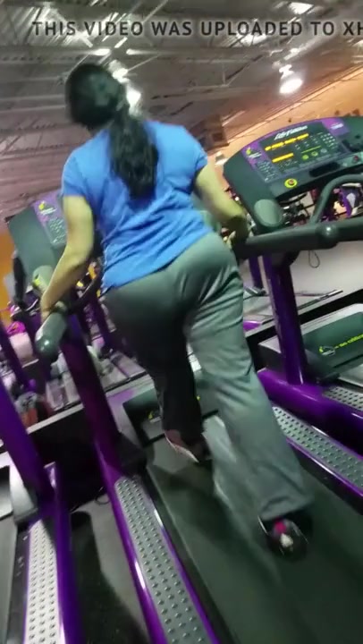 Random pervert is filming the asses of the horny girls at the gym